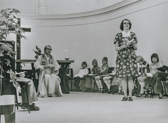 OVI-00001325 kinderen eerste communiefeest in RKkerk. met pastoor Meijer, mw van Oord doet lezing